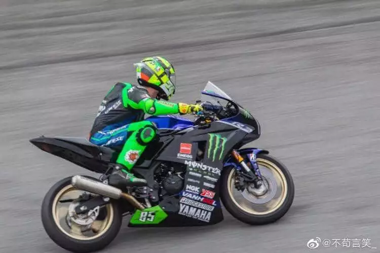tay đua đội yamaha số 85